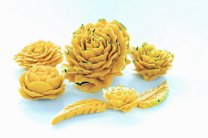 无人,横图,俯视,室内,特写,白天,餐桌,桌子,水果,阴影,蓝色背景,新鲜,装饰,盛开,反射,雕刻,影子,生食,食品,果实,花蕾,花,花瓣,花朵,鲜花,食物,黄色,花苞,花蕊,摄影,有机食品,绿色食品,影棚,餐台,华丽,修饰,点缀,衬托,美观,雅致,雅观,雕镂,雕琢,镌刻,彩图,高角度拍摄,影棚拍摄,拍摄