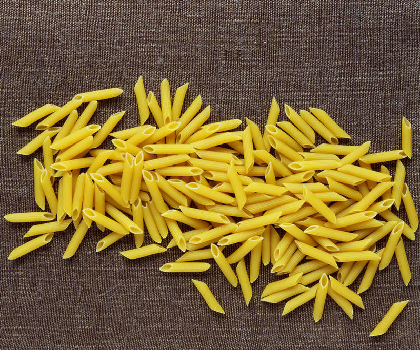 面食,通心粉,无人,横图,俯视,室内,特写,白天,西餐,餐桌,桌子,一堆,许多,阴影,堆叠,堆积,反射,影子,面,通心面,料理,食品,很多,食物,黄色,西式,餐台,堆,彩图,高角度拍摄