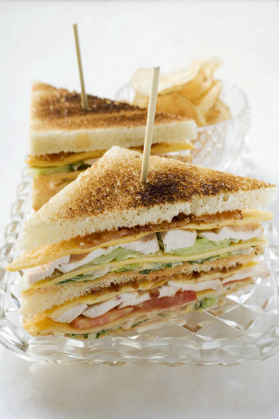 点心,面包,肌肉,健壮,无人,竖图,俯视,室内,特写,白天,白色背景,烹饪,西餐,餐桌,桌子,蔬菜,餐具,切开,阴影,新鲜,反射,碟子,盘,影子,三明治,料理,食品,面点,火腿,猪肉,菜肴,美食,竹签,食物,腌制,糕点,两个,一个,盘子,碟,快餐,切,健康,活力,力量,西式,摄影,佳肴,有机食品,绿色食品,影棚,单个,餐台,青春,强壮,剖面,西式快餐,切面,三文治,豚肉,取食签,熏制,火肉,兰熏,猪腿,彩图,高角度拍摄,影棚拍摄,拍摄