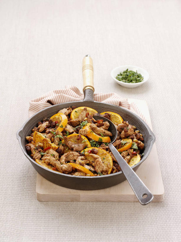 无人,竖图,俯视,室内,特写,白天,白色背景,烹饪,餐桌,桌子,柑橘,厨具,水果,叶子,金属制品,阴影,新鲜,反射,金属,锅子,影子,勺子,鸡肉,肉,生食,薄荷,食品,果实,绿叶,银丹草,火鸡,锅,肉类,食物,两个,调羹,汤匙,嫩叶,摄影,有机食品,绿色食品,影棚,煎锅,餐台,锅具,肉食,烹饪用具,斑叶凤梨薄荷,夜息香,胡椒薄荷,叶,叶片,烹调用具,橘子,桔子,橙子,橙,烹调,彩图,高角度拍摄,影棚拍摄,拍摄