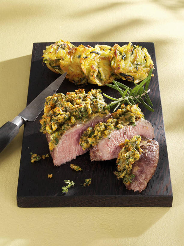 点心,面包,无人,竖图,俯视,室内,特写,白天,烹饪,西餐,餐桌,桌子,餐具,叶子,一把,切开,阴影,装饰,反射,碟子,工具,盘,影子,调料,酱料,酱汁,肉,佐料,羊排,料理,食品,面点,绿叶,刀具,调味品,调味料,羊肉,酱,菜肴,美食,肉类,食物,糕点,一个,盘子,碟,刀,切,嫩叶,西式,佳肴,单个,餐台,华丽,修饰,点缀,配菜,餐刀,剖面,肉食,切面,衬托,美观,雅致,雅观,叶,叶片,彩图,高角度拍摄