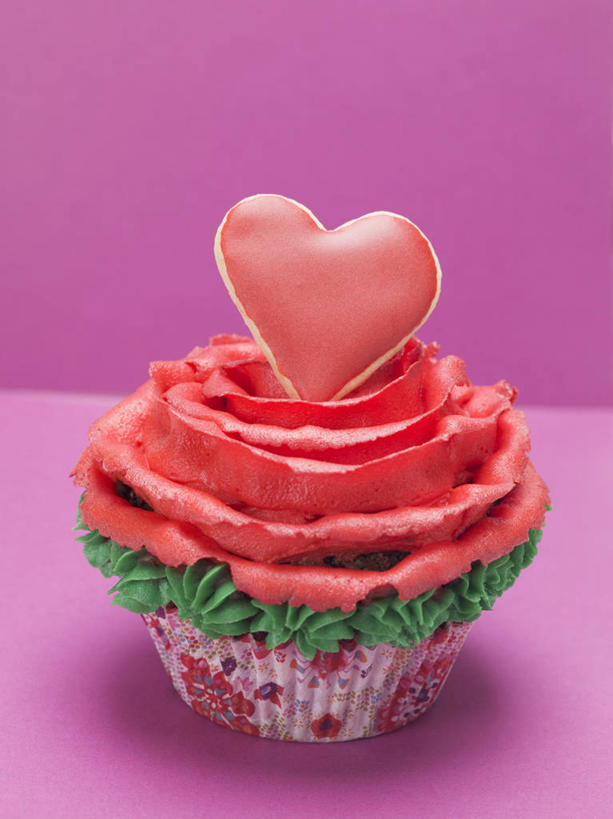 点心,无人,竖图,俯视,室内,特写,白天,爱情,下午茶,幸福,纯洁,热情,餐桌,桌子,玫瑰,阴影,粉色背景,爱心,装饰,盛开,反射,影子,食品,玫瑰花,浪漫,花蕾,松饼,花,花瓣,花朵,鲜花,食物,糕点,一个,花苞,花蕊,温暖,温馨,心形,恩爱,摄影,影棚,单个,餐台,华丽,修饰,点缀,和睦,感动,衬托,美观,雅致,雅观,尊敬,玛芬蛋糕,天真,刺玫花,徘徊花,心型,彩图,高角度拍摄,影棚拍摄,拍摄,融洽