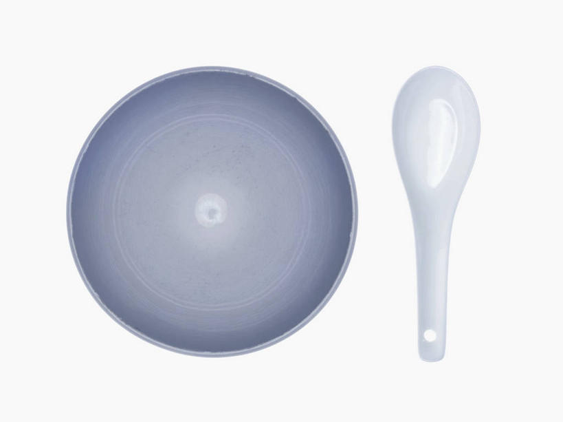 无人,横图,俯视,室内,特写,白天,白色背景,餐桌,桌子,静物,阴影,反射,影子,勺子,陶瓷,陶瓷制品,两个,容器,调羹,汤匙,碗,摄影,影棚,餐台,储藏,储存,彩图,高角度拍摄,影棚拍摄,拍摄,贮存