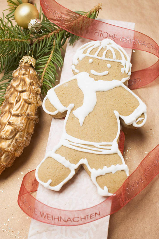 点心,无人,竖图,俯视,室内,特写,白天,餐桌,桌子,礼盒,礼物,圣诞节,一块,阴影,节日,庆祝,装饰,人形,反射,丝绸,丝带,影子,纸盒,食品,甜点,缎带,文化,绸带,盒子,食物,糕点,包装盒,礼品盒,饼干,甜食,零食,庆典,礼品,餐台,纪念,华丽,修饰,点缀,酥饼,姜饼,衬托,美观,雅致,雅观,姜饼人,装饰饼干,彩图,高角度拍摄