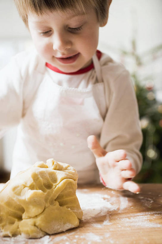 西方人,儿童,一个人,站,笑,微笑,露齿笑,竖图,室内,白天,正面,纯洁,植物,桌面,桌子,欧洲,圣诞节,欧洲人,仅一个男性,仅一个人,服装,节日,朦胧,模糊,庆祝,木制,粉末,围裙,面粉,面团,圣诞树,粮食,注视,休闲装,文化,树,树木,小孩,衣服,绿色,自然,木制品,低头,观察,看,站着,仅一个小孩,庆典,休闲,休闲服,粉,可爱,童年,童趣,服饰,生长,成长,观看,纪念,农产品,察看,关注,童真,烂漫,无邪,原材料,粉状,垂头,天真,男孩,男人,男性,白种人,孩子,站立,半身,彩图,男生