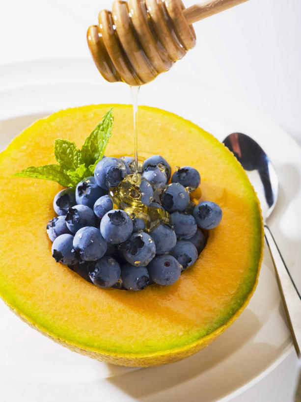 蜂蜜,无人,竖图,俯视,室内,特写,白天,白色背景,餐桌,桌子,浆果,蓝莓,水果,一堆,切开,阴影,堆叠,堆积,新鲜,反射,影子,哈密瓜,生食,食品,果实,甜瓜,食物,蓝色,切,搅拌棒,摄影,有机食品,绿色食品,影棚,餐台,堆,网纹瓜,甘瓜,花蜜,剖面,切面,止痛,解毒,搅蜜棒,蜂蜜棒,冬酿,石蜜,山都柿,蓝浆果,蓝靛果,彩图,高角度拍摄,影棚拍摄,拍摄