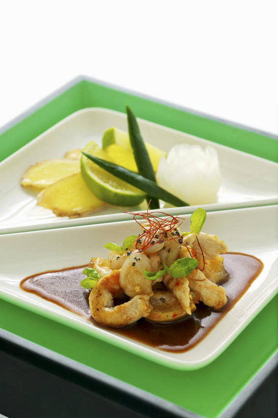 无人,竖图,俯视,室内,特写,白天,餐桌,桌子,荔枝,姜,蔬菜,餐具,水果,阴影,新鲜,反射,碟子,盘,影子,鸡肉,肉,生食,食品,果实,蔬果,肉类,食物,盘子,碟,有机食品,绿色食品,餐台,止咳,肉食,止痛,酸橙,解毒,代代,发汗,温肺,温胃,行气,止呕,百辣云,离枝,橙子,橙,生姜,老姜,彩图,高角度拍摄,散寒