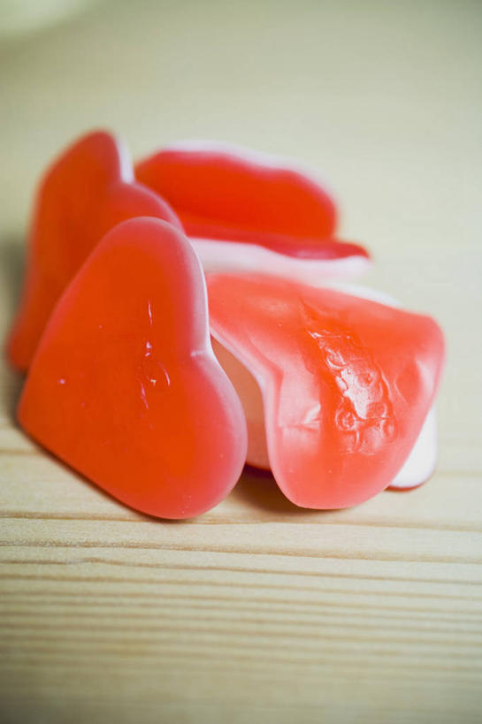 无人,竖图,俯视,室内,特写,白天,爱情,餐桌,桌子,一堆,阴影,堆叠,堆积,爱心,反射,影子,食品,糖,糖果,甜点,甜品,软糖,浪漫,食物,红色,甜食,温暖,温馨,心形,恩爱,餐台,堆,和睦,心型,彩图,高角度拍摄,融洽