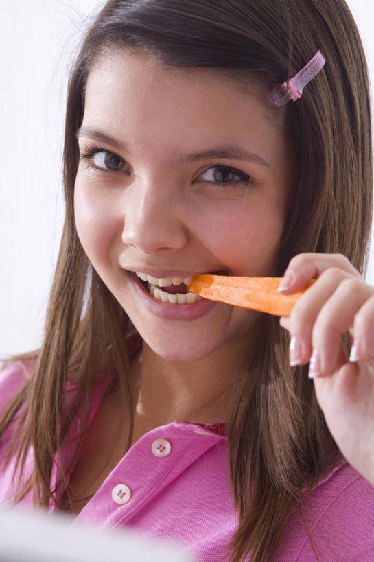 西方人,儿童,脸,头,脸颊,手,一个人,吃,竖图,室内,特写,白天,白色背景,正面,纯洁,萝卜,胡萝卜,蔬菜,欧洲,欧洲人,仅一个女性,仅一个人,一根,握,服装,新鲜,装饰,头饰,食品,拿,拿着,注视,休闲装,食物,小孩,衣服,粉色,发夹,发饰,夹子,饰品,观察,看,仅一个小孩,休闲,手部,休闲服,橙色,可爱,童年,童趣,握着,摄影,服饰,有机食品,绿色食品,影棚,观看,单手,华丽,修饰,点缀,察看,关注,童真,烂漫,无邪,配饰,衬托,美观,雅致,雅观,天真,女孩,女人,女性,白种人,孩子,头部,脸部,脸蛋,面部,红萝卜,甘荀,嚼,食,半身,彩图,影棚拍摄,拍摄,女生