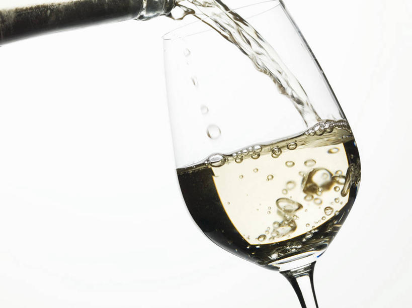 红酒,葡萄酒,无人,横图,室内,特写,白天,白色背景,正面,餐桌,桌子,杯子,倒,阴影,反射,高脚杯,影子,红酒杯,白葡萄酒,酒类,一杯,玻璃制品,酒,饮料,一个,酒杯,摄影,影棚,单个,餐台,葡萄酒杯,玻璃杯,彩图,影棚拍摄,拍摄