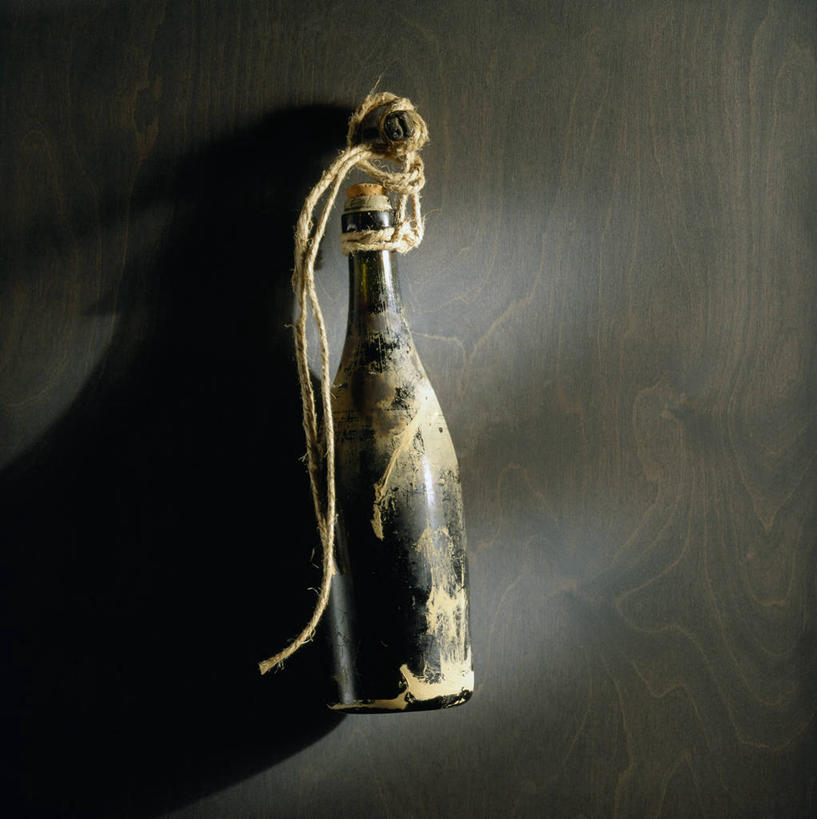 红酒,葡萄酒,无人,竖图,俯视,室内,特写,白天,餐桌,桌子,阴影,反射,影子,酒类,红酒瓶,玻璃制品,酒,酒瓶,饮料,一个,玻璃瓶,瓶子,瓶塞,红葡萄酒,单个,餐台,一瓶,葡萄酒瓶,保存,密封,彩图,高角度拍摄