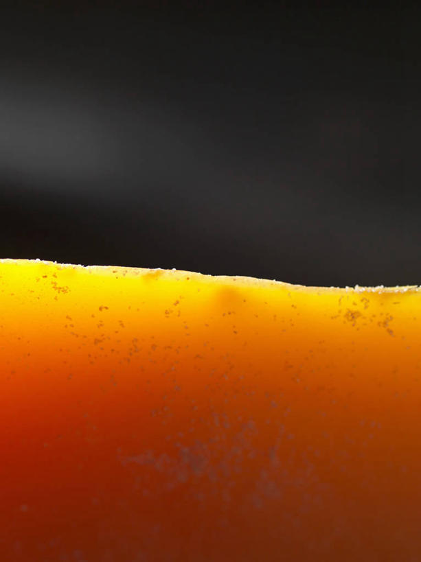 奶酪,无人,竖图,俯视,室内,特写,白天,餐桌,桌子,一块,切开,阴影,黑色背景,反射,影子,干酪,起司,芝士,营养,黄色,切,乳酪,摄影,影棚,餐台,乳制品,发酵,剖面,切面,彩图,高角度拍摄,影棚拍摄,拍摄