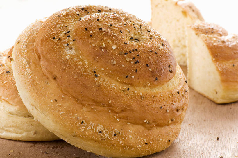 点心,面包,无人,横图,俯视,室内,特写,白天,餐桌,桌子,切开,阴影,反射,影子,调料,盐,芝麻,食品,面点,调味品,调味料,食盐,食物,糕点,切,餐台,剖面,切面,白面包,脂麻,胡麻,白麻,巨胜子,油麻,彩图,高角度拍摄