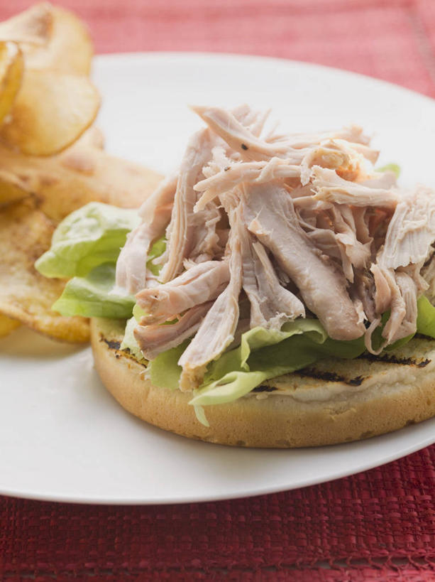 点心,面包,无人,竖图,俯视,室内,特写,白天,餐桌,桌子,蔬菜,餐具,叶子,一堆,阴影,堆叠,堆积,新鲜,反射,碟子,盘,影子,鸡肉,肉,食品,面点,绿叶,火鸡,肉类,食物,糕点,一个,盘子,碟,嫩叶,有机食品,绿色食品,单个,餐台,堆,肉食,小圆面包,叶,叶片,彩图,高角度拍摄