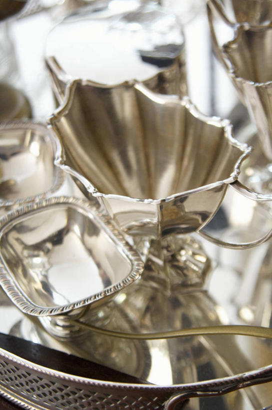 无人,竖图,俯视,室内,特写,白天,纯洁,餐桌,桌子,静物,餐具,金属制品,许多,阴影,反射,金属,碟子,盘,影子,银色,很多,盘子,容器,碟,碗,信仰,餐台,储藏,储存,高贵,雅致,彩图,高角度拍摄,贮存