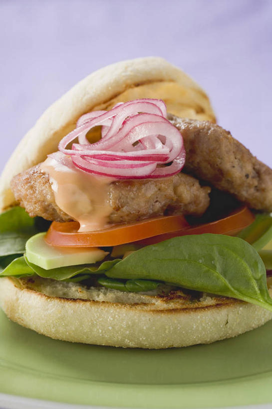 点心,面包,无人,竖图,俯视,室内,特写,白天,烹饪,西餐,餐桌,桌子,菠菜,蔬菜,西红柿,洋葱,阴影,新鲜,反射,影子,肉,汉堡,牛肉,料理,食品,面点,菜肴,美食,肉类,食物,糕点,一个,快餐,酪梨,鳄梨,西式,佳肴,有机食品,绿色食品,单个,餐台,油梨,玉葱,肉食,西式快餐,垃圾食品,樟梨,牛油果,圆葱,鹦鹉菜,洋葱头,鼠根菜,球葱,角菜,红嘴绿鹦哥,番茄,葱头,赤根菜,菠薐菜,波斯草,彩图,高角度拍摄