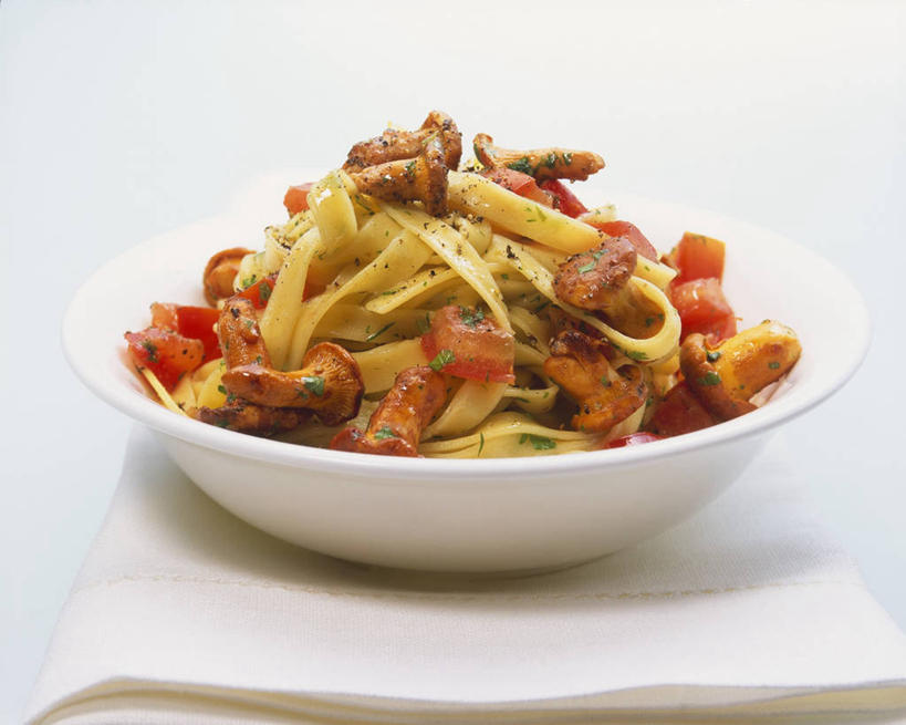 面食,面条,意大利面,无人,横图,俯视,室内,特写,白天,白色背景,西餐,餐桌,桌子,蔬菜,西红柿,一堆,阴影,堆叠,堆积,新鲜,反射,影子,陶瓷,菌菇,面,料理,食品,陶瓷制品,菌类,食物,一个,容器,碗,食用菌,西式,摄影,有机食品,绿色食品,影棚,单个,餐台,储藏,堆,储存,鸡油菌,杏黄菌,杏菌,番茄,彩图,高角度拍摄,影棚拍摄,拍摄,贮存