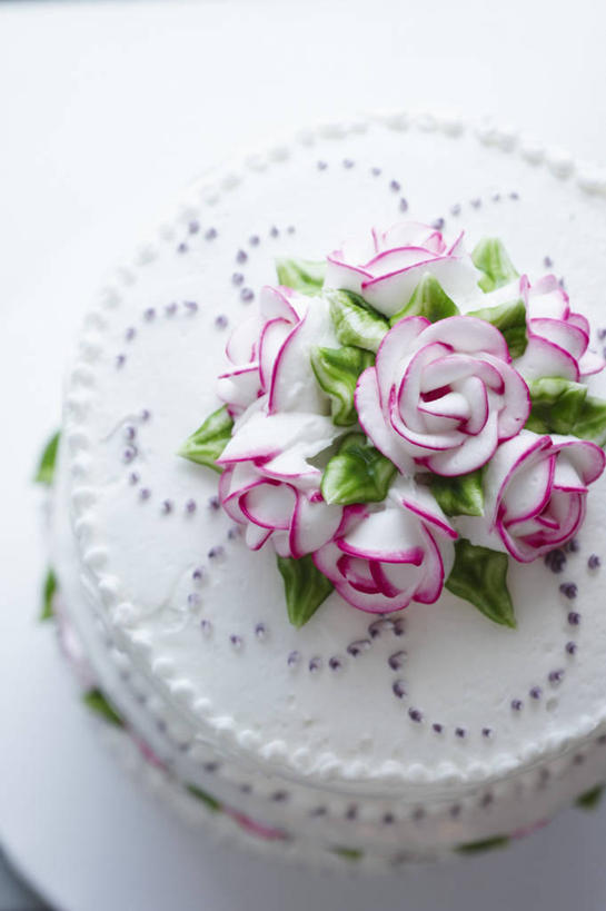 点心,无人,竖图,俯视,室内,特写,白天,白色背景,爱情,幸福,纯洁,热情,餐桌,桌子,玫瑰,叶子,阴影,装饰,盛开,反射,影子,食品,甜点,甜品,绿叶,玫瑰花,婚礼蛋糕,浪漫,花蕾,花,花瓣,花朵,鲜花,食物,糕点,一个,粉色,甜食,奶油,花苞,花蕊,温暖,温馨,嫩叶,恩爱,摄影,影棚,单个,餐台,华丽,修饰,点缀,和睦,乳制品,感动,衬托,美观,雅致,雅观,尊敬,激凌,克林姆,淇淋,天真,刺玫花,徘徊花,叶,叶片,彩图,高角度拍摄,影棚拍摄,拍摄,融洽,蛋糕,结婚蛋糕