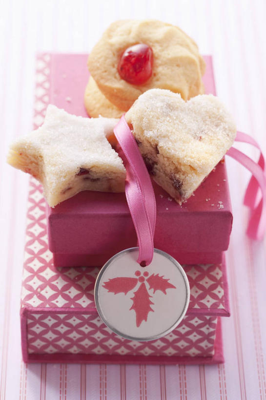 点心,无人,竖图,俯视,室内,特写,白天,爱情,餐桌,桌子,礼盒,礼物,一排,阴影,爱心,整齐,装饰,反射,丝绸,丝带,影子,纸盒,星星,食品,缎带,曲奇,浪漫,绸带,盒子,食物,排列,包装盒,礼品盒,饼干,零食,温暖,温馨,心形,星形,恩爱,礼品,餐台,堆,华丽,修饰,点缀,和睦,队列,五角形,曲奇饼,曲奇饼干,衬托,美观,雅致,雅观,心型,五角星,彩图,高角度拍摄,融洽