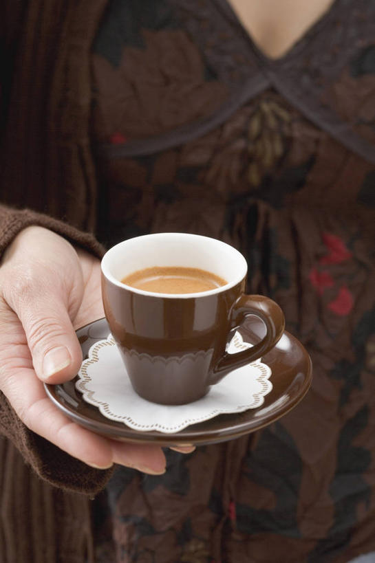 咖啡,西方人,手,一个人,捧,竖图,室内,特写,白天,正面,幸福,杯子,餐具,欧洲,欧洲人,仅一个女性,仅一个人,服装,瓷器,碟子,盘,棕色,咖啡杯,陶瓷制品,一杯,休闲装,娱乐,饮料,两个,衣服,盘子,碟,仅一个中年女性,享受,休闲,温馨,手部,休闲服,放松,乐趣,服饰,单手,提神,舒适,瓷杯,醒脑,软饮料,女人,女性,中年女性,白种人,端,端着,捧着,手捧,半身,彩图