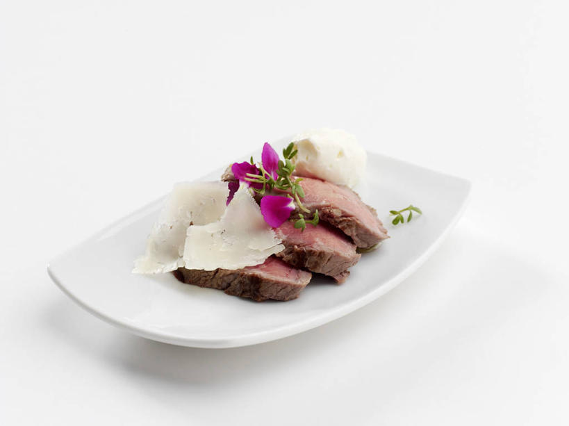 奶酪,无人,横图,俯视,室内,特写,白天,白色背景,餐桌,桌子,餐具,切开,阴影,装饰,盛开,反射,碟子,盘,影子,肉,干酪,起司,芝士,营养,花蕾,猪肉,肉类,花,花瓣,花朵,鲜花,一个,盘子,碟,花苞,花蕊,切,乳酪,摄影,影棚,单个,餐台,华丽,修饰,点缀,配菜,乳制品,发酵,剖面,肉食,切面,豚肉,衬托,美观,雅致,雅观,彩图,高角度拍摄,影棚拍摄,拍摄