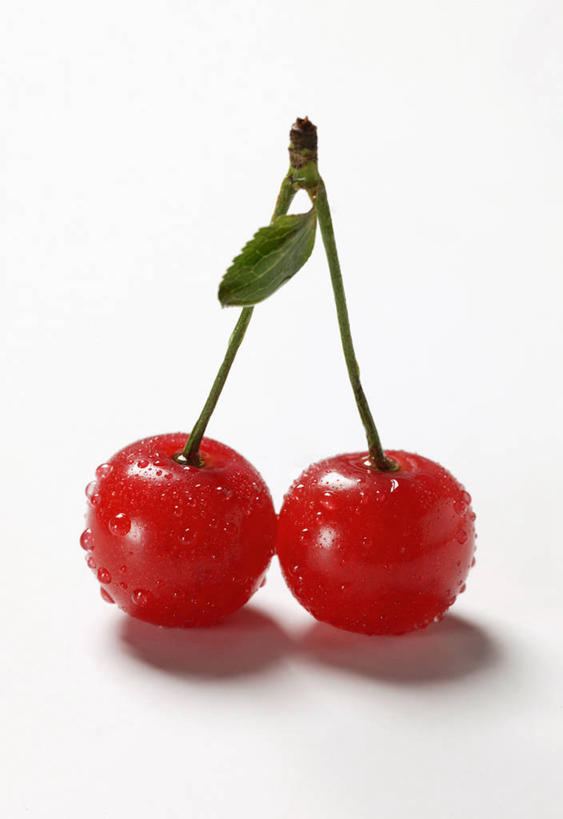 无人,竖图,俯视,室内,特写,白天,白色背景,餐桌,桌子,樱桃,水果,叶子,阴影,新鲜,反射,影子,生食,食品,果实,绿叶,食物,两个,红色,嫩叶,摄影,有机食品,绿色食品,影棚,餐台,叶,叶片,樱珠,莺桃,英桃,楔桃,牛桃,荆桃,彩图,高角度拍摄,影棚拍摄,拍摄