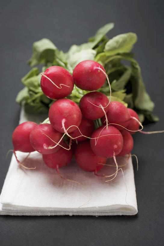 无人,竖图,俯视,室内,特写,白天,餐桌,桌子,萝卜,蔬菜,叶子,纺织品,一堆,许多,阴影,堆叠,堆积,黑色背景,亚麻布,新鲜,反射,布,影子,食品,绿叶,织物,很多,食物,红色,绿色,嫩叶,摄影,有机食品,绿色食品,影棚,餐台,堆,布匹,大红萝卜,东北红萝卜,叶,叶片,莱菔,红萝卜,彩图,高角度拍摄,影棚拍摄,拍摄