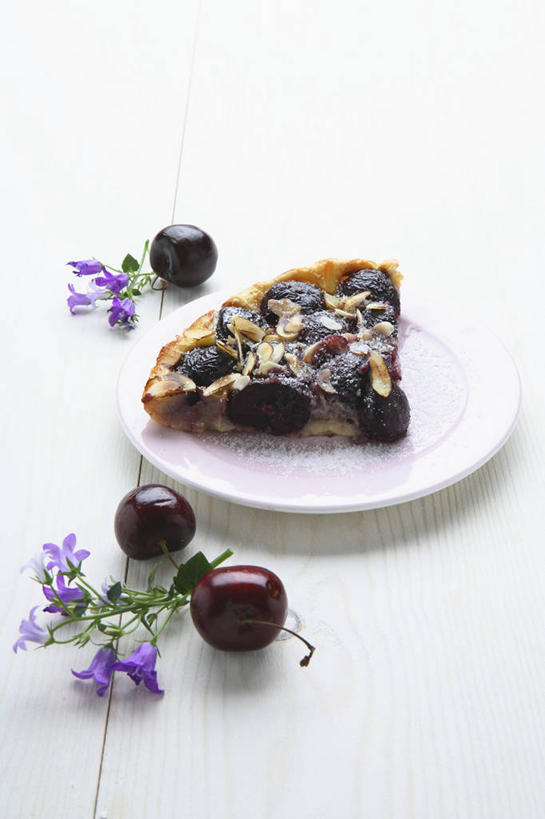 点心,无人,竖图,俯视,室内,特写,白天,白色背景,下午茶,餐桌,桌子,樱桃,餐具,水果,一块,切开,阴影,新鲜,反射,碟子,盘,影子,生食,食品,甜点,甜品,风铃草,果实,祝福,食物,糕点,一个,红色,紫色,盘子,碟,甜食,切,健康,可爱,摄影,有机食品,绿色食品,影棚,单个,餐台,钟花,创造,感谢,温柔,剖面,切面,感恩,嫉妒,瓦筒花,樱珠,莺桃,英桃,楔桃,牛桃,荆桃,彩图,高角度拍摄,影棚拍摄,拍摄