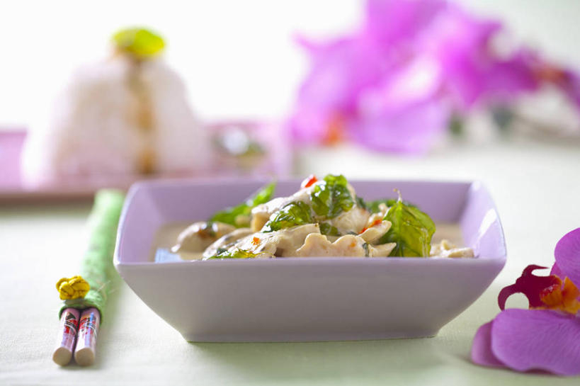 无人,横图,俯视,室内,特写,白天,烹饪,植物,餐桌,筷子,桌子,辣椒,蔬菜,餐具,一双,阴影,新鲜,装饰,盛开,反射,碟子,盘,影子,陶瓷,鸡肉,肉,香料,料理,食品,草药,陶瓷制品,泰式,花蕾,文化,传统,菜肴,美食,肉类,泰国料理,中药,花,花瓣,花朵,鲜花,食物,两个,粉色,红色,盘子,容器,碟,碗,香草,花苞,花蕊,佳肴,有机食品,绿色食品,餐台,储藏,礼节,华丽,修饰,点缀,罗勒,储存,紫苏,药材,中草药,礼仪,肉食,辣角,红海椒,大椒,辣虎,广椒,九层塔,圣约瑟夫草,甜罗勒,兰香,中药材,本草,衬托,美观,雅致,雅观,泰菜,泰国菜,泰式料理,进餐用具,辣子,红辣椒,海椒,番椒,彩图,高角度拍摄,贮存