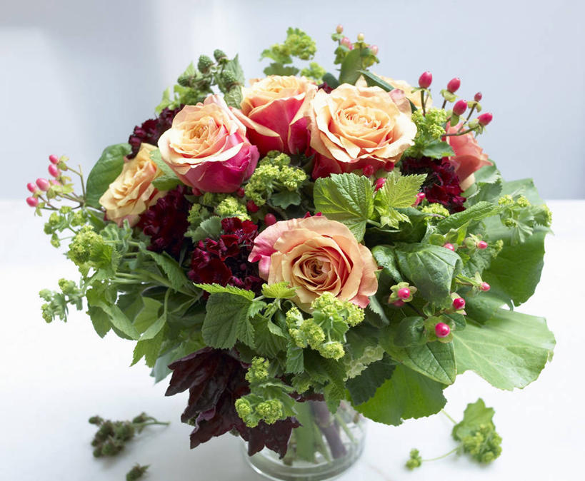 无人,横图,室内,特写,白天,正面,爱情,幸福,纯洁,智慧,热情,餐桌,桌子,玫瑰,花瓶,叶子,阴影,朦胧,模糊,艺术,盛开,反射,影子,绿叶,玫瑰花,浪漫,花蕾,文化,玻璃制品,花,花瓣,花朵,鲜花,插花,玻璃瓶,瓶子,花苞,花蕊,温暖,温馨,嫩叶,恩爱,餐台,插花艺术,和睦,创造,创作,感动,想象,尊敬,天真,刺玫花,徘徊花,叶,叶片,彩图,融洽