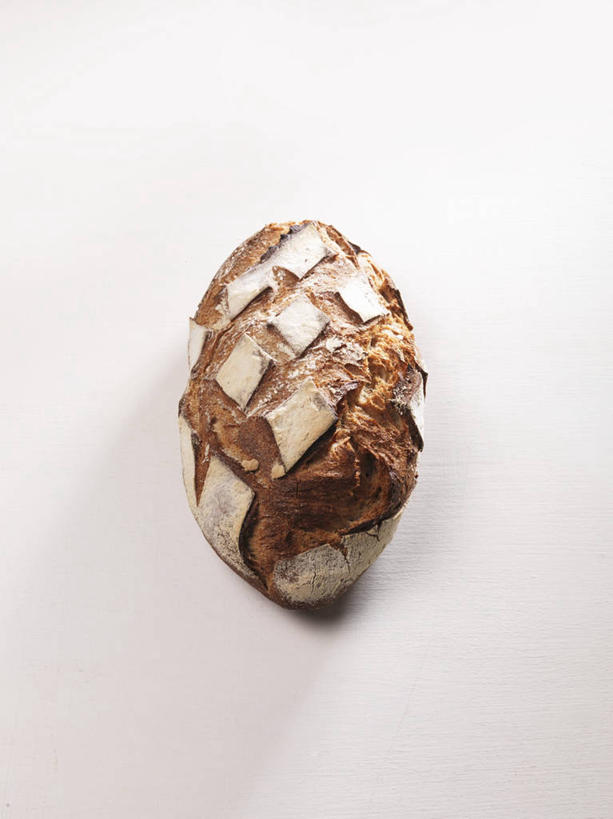 点心,面包,无人,竖图,俯视,室内,特写,白天,白色背景,餐桌,桌子,阴影,反射,影子,食品,面点,褐色,食物,糕点,一个,摄影,影棚,单个,餐台,彩图,高角度拍摄,影棚拍摄,拍摄