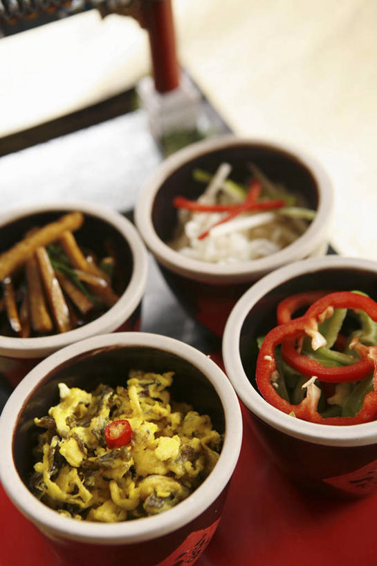 无人,竖图,俯视,室内,特写,白天,餐桌,桌子,辣椒,蔬菜,一堆,一排,阴影,堆叠,堆积,朦胧,模糊,新鲜,整齐,并列,并排,反射,影子,陶瓷,生食,蔬菜沙拉,沙拉,食品,陶瓷制品,色拉,沙律,食物,排列,容器,碗,四个,有机食品,绿色食品,餐台,色拉酱,储藏,堆,储存,队列,千岛酱,平行,彩椒,辣角,红海椒,大椒,辣虎,广椒,甜椒,柿子椒,辣子,海椒,番椒,灯笼椒,彩图,高角度拍摄,贮存