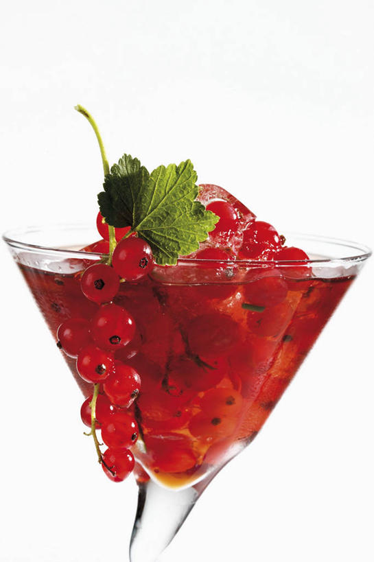 果汁,无人,竖图,室内,特写,白天,白色背景,正面,浆果,杯子,水果,叶子,一堆,阴影,堆叠,堆积,新鲜,装饰,反射,影子,灯笼果,生食,食品,果实,绿叶,饮品,一杯,玻璃制品,食物,饮料,一个,红色,水杯,嫩叶,摄影,有机食品,绿色食品,影棚,单个,堆,华丽,修饰,点缀,配菜,可口,红醋栗,衬托,美观,雅致,雅观,适口,叶,叶片,玻璃杯,醋栗,彩图,影棚拍摄,拍摄