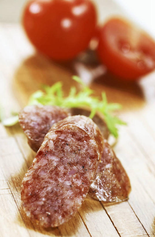 无人,竖图,俯视,室内,特写,白天,餐桌,桌子,蔬菜,西红柿,叶子,阴影,朦胧,模糊,新鲜,反射,影子,肉,香肠,食品,绿叶,腊肠,猪肉,肉类,食物,嫩叶,有机食品,绿色食品,餐台,肉食,豚肉,叶,叶片,番茄,彩图,高角度拍摄