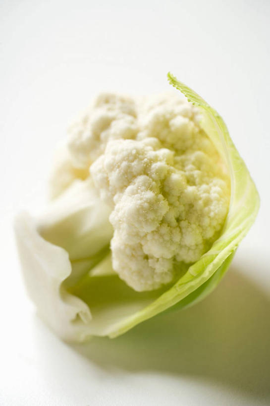 无人,竖图,俯视,室内,特写,白天,白色背景,餐桌,桌子,蔬菜,叶子,阴影,新鲜,反射,影子,花菜,花椰菜,西兰花,食品,绿叶,食物,一个,绿色,白色,嫩叶,摄影,有机食品,绿色食品,影棚,单个,餐台,椰菜花,甘蓝花,叶,叶片,彩图,高角度拍摄,影棚拍摄,拍摄