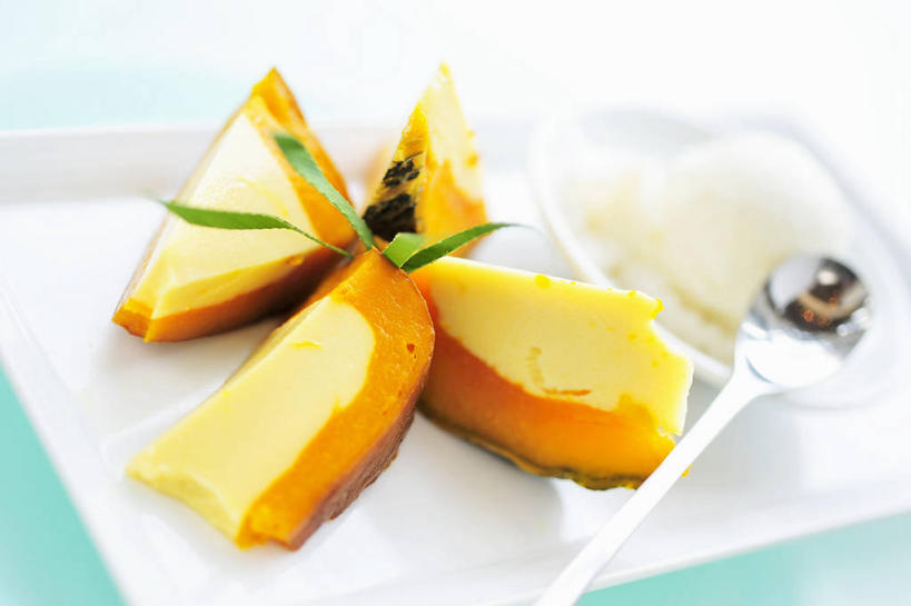 点心,无人,横图,俯视,室内,特写,白天,餐桌,桌子,南瓜,蔬菜,餐具,切开,阴影,新鲜,反射,碟子,盘,影子,勺子,陶瓷,金瓜,食品,冰激凌,甜点,甜品,陶瓷制品,清凉,慕斯蛋糕,番瓜,食物,三个,盘子,容器,调羹,碟,汤匙,碗,甜食,冷饮,零食,切,舒服,冰淇淋,有机食品,绿色食品,餐台,储藏,慕斯,麦瓜,倭瓜,解暑,储存,解渴,雪糕,剖面,切面,舒爽,冰糕,消暑,彩图,高角度拍摄,香草冰淇淋,贮存