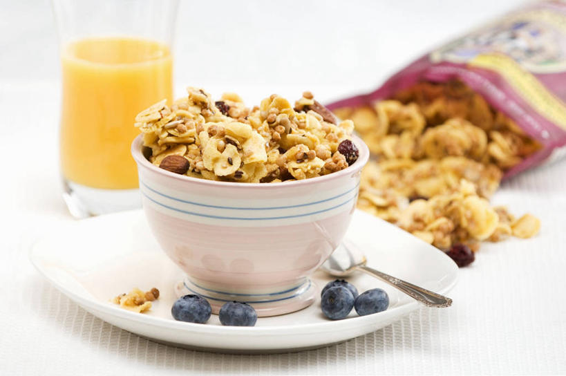 果汁,无人,横图,俯视,室内,特写,白天,白色背景,早餐,餐桌,桌子,柑橘,浆果,蓝莓,杯子,餐具,水果,一堆,阴影,堆叠,堆积,新鲜,反射,碟子,盘,影子,勺子,陶瓷,谷物,生食,橙汁,食品,果实,陶瓷制品,饮品,一杯,美食,饮食,玻璃制品,食物,饮料,盘子,容器,水杯,调羹,碟,汤匙,碗,四个,保健,摄影,有机食品,绿色食品,影棚,餐台,储藏,堆,麦片,储存,可口,适口,玻璃杯,山都柿,蓝浆果,蓝靛果,橘子,桔子,橙子,橙,彩图,高角度拍摄,影棚拍摄,拍摄,贮存