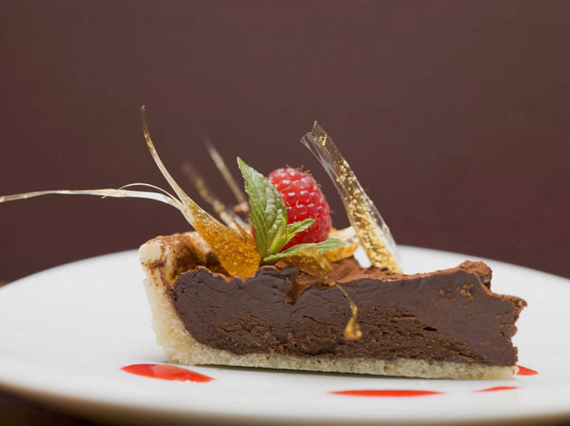 点心,无人,横图,俯视,室内,特写,白天,下午茶,餐桌,桌子,餐具,水果,一块,切开,阴影,新鲜,反射,碟子,盘,影子,生食,食品,糖,糖果,甜点,甜品,果实,巧克力蛋糕,食物,糕点,一个,盘子,碟,甜食,巧克力,切,有机食品,绿色食品,单个,餐台,朱古力,剖面,山莓,树莓,三月泡,四月泡,山抛子,刺葫芦,悬钩子,馒头菠,高脚菠,龙船泡,泡儿刺,切面,彩图,高角度拍摄,蛋糕