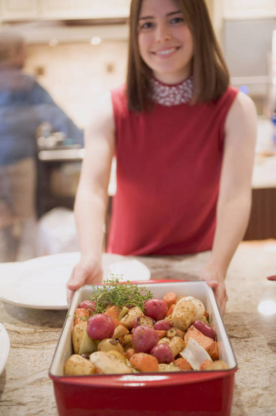 西方人,一个人,站,笑,微笑,露齿笑,竖图,室内,白天,正面,烧烤,餐桌,桌子,蔬菜,土豆,欧洲,圣诞节,欧洲人,仅一个年轻女性,仅一个女性,仅一个人,一堆,握,阴影,堆叠,堆积,服装,节日,朦胧,模糊,庆祝,新鲜,反射,影子,陶瓷,食品,陶瓷制品,拿,拿着,注视,休闲装,文化,食物,一个,衣服,红色,容器,碗,观察,看,站着,庆典,休闲,休闲服,握着,服饰,有机食品,绿色食品,单个,餐台,观看,纪念,储藏,堆,察看,储存,关注,馍馍蛋,年轻女性,女人,女性,白种人,洋芋,山药蛋,马铃薯,站立,半身,彩图,贮存