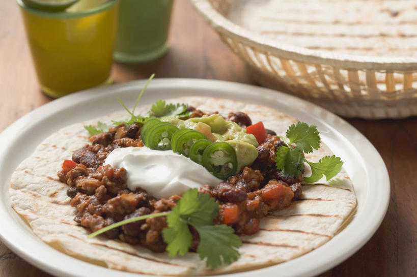 点心,奶酪,无人,交叉,横图,俯视,室内,特写,白天,植物,餐桌,桌子,竹子,豆,蔬菜,餐具,阴影,竹制,新鲜,编织,反射,碟子,篮子,盘,影子,豆类,豆子,刀豆,肉,干酪,牛肉,起司,食品,芝士,营养,文化,四季豆,饼,小吃,肉类,食物,糕点,两个,盘子,竹篮,碟,甜食,乳酪,有机食品,绿色食品,餐台,竹条,交织,乳制品,竹制品,芸豆,发酵,肉食,豆科,玉米饼,菜豆,二季豆,白肾豆,架豆,玉豆,去豆,穿插,彩图,高角度拍摄