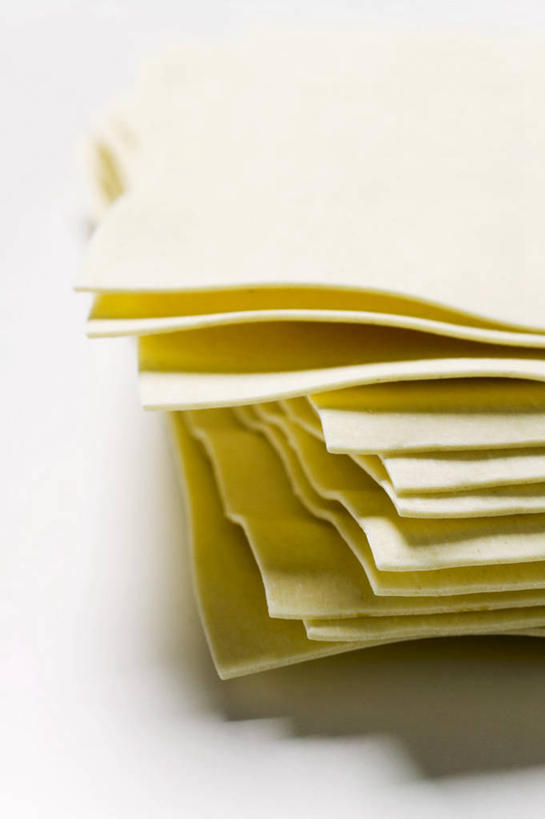 面食,面条,意大利面,无人,竖图,俯视,室内,特写,白天,白色背景,西餐,餐桌,桌子,一堆,许多,阴影,堆叠,堆积,反射,影子,面,料理,食品,很多,食物,黄色,西式,摄影,影棚,餐台,堆,彩图,高角度拍摄,影棚拍摄,拍摄