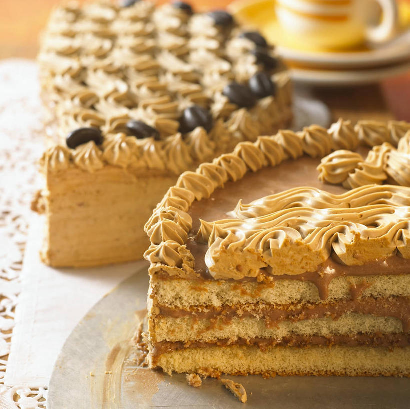 点心,无人,横图,俯视,室内,特写,白天,下午茶,餐桌,桌子,杯子,餐具,两块,切开,阴影,朦胧,模糊,反射,碟子,盘,影子,陶瓷,食品,陶瓷制品,食物,糕点,盘子,马克杯,水杯,碟,切,餐台,剖面,切面,彩图,高角度拍摄,蛋糕