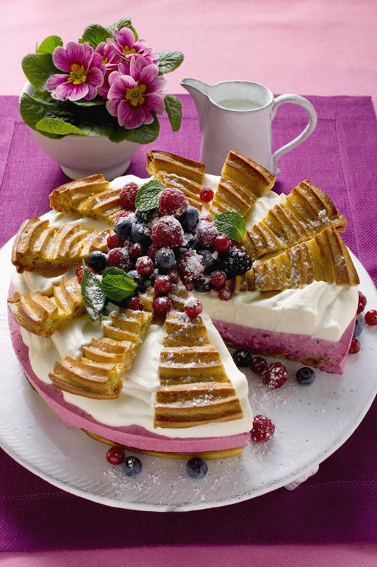 点心,无人,竖图,俯视,室内,特写,白天,下午茶,餐桌,桌子,浆果,餐具,水果,叶子,切开,阴影,新鲜,盛开,反射,碟子,壶,盘,影子,陶瓷,灯笼果,生食,食品,甜点,甜品,果实,绿叶,陶瓷制品,花蕾,水壶,花,花瓣,花朵,鲜花,食物,糕点,排列,三个,粉色,盘子,茶壶,容器,碟,碗,甜食,奶油,花苞,花蕊,切,嫩叶,有机食品,绿色食品,餐台,储藏,乳制品,储存,剖面,红醋栗,切面,摆列,激凌,克林姆,淇淋,叶,叶片,醋栗,彩图,高角度拍摄,布列,分列,贮存,蛋糕