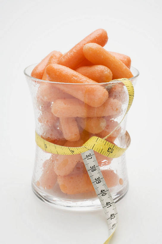 无人,竖图,室内,特写,白天,白色背景,正面,餐桌,桌子,萝卜,胡萝卜,蔬菜,杯子,一堆,一条,许多,阴影,堆叠,堆积,新鲜,反射,测量,标志,皮尺,数字,文字,影子,字符,刻度,食品,很多,标识,玻璃制品,食物,一个,尺,水杯,保养,橙色,保健,摄影,阿拉伯数字,有机食品,绿色食品,影棚,单个,餐台,堆,测量工具,尺子,减肥,腰围尺,瘦身,量具,量仪,塑料卷尺,玻璃杯,红萝卜,甘荀,彩图,影棚拍摄,拍摄