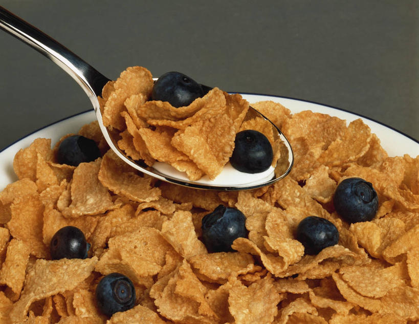 点心,牛奶,无人,横图,俯视,室内,特写,白天,早餐,餐桌,桌子,浆果,蓝莓,水果,一堆,许多,阴影,堆叠,堆积,黑色背景,新鲜,反射,影子,勺子,陶瓷,玉米片,谷物,生食,食品,果实,陶瓷制品,饮品,很多,营养,美食,饮食,食物,饮料,两个,容器,调羹,汤匙,碗,快餐,零食,保健,摄影,有机食品,绿色食品,影棚,餐台,储藏,堆,麦片,乳制品,奶,牛乳,储存,垃圾食品,安神,山都柿,蓝浆果,蓝靛果,彩图,高角度拍摄,影棚拍摄,拍摄,贮存