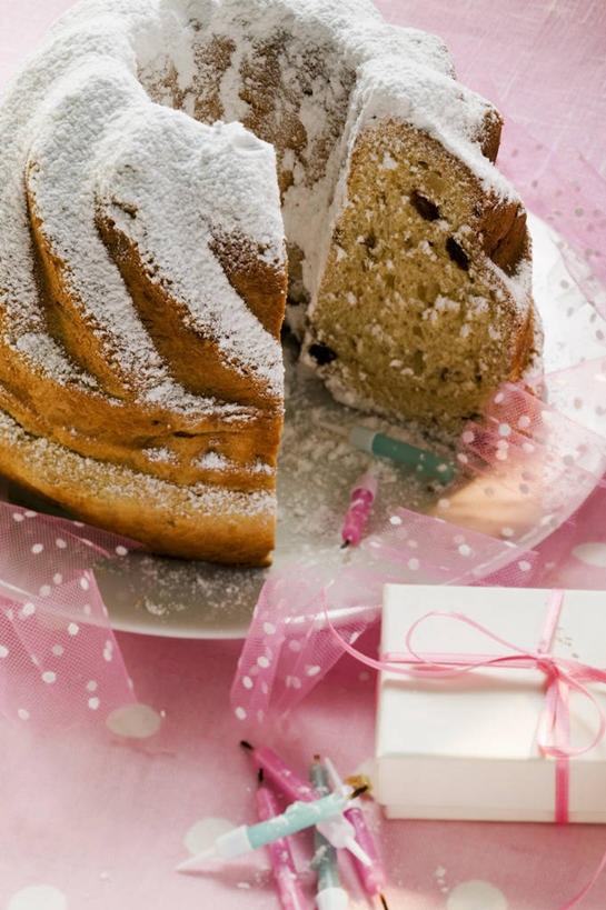 点心,无人,竖图,俯视,室内,特写,白天,下午茶,餐桌,桌子,餐具,礼盒,礼物,切开,阴影,装饰,反射,碟子,粉末,盘,丝绸,丝带,影子,纸盒,调料,食品,糖,缎带,调味品,调味料,绸带,盒子,食物,糕点,一个,包装盒,盘子,礼品盒,碟,切,粉,礼品,单个,餐台,华丽,修饰,点缀,剖面,切面,衬托,美观,雅致,雅观,粉状,粉剂,彩图,高角度拍摄,蛋糕