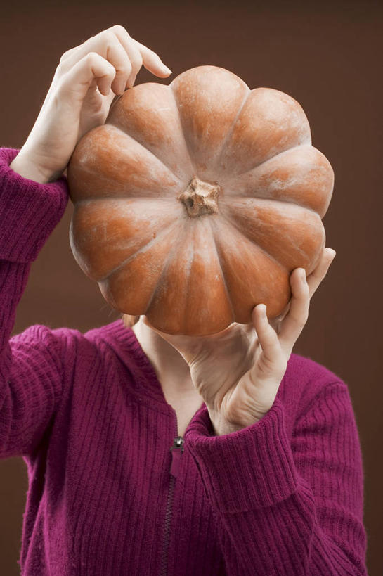 西方人,一个人,站,举,竖图,室内,白天,正面,毛衣,南瓜,蔬菜,欧洲,欧洲人,仅一个女性,仅一个人,握,服装,新鲜,金瓜,食品,拿,拿着,番瓜,食物,一个,衣服,紫色,托,站着,仅一个中年女性,橙色,握着,遮,遮掩,服饰,有机食品,绿色食品,单个,麦瓜,倭瓜,掩盖,遮挡,衣着,穿着,线衫,遮盖,掩饰,衣饰,女人,女性,中年女性,白种人,举起,举手,举着,向上举,向上伸,向上托,站立,半身,彩图,绒衣,套衫,套头毛衣,线衣