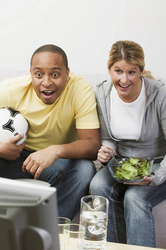 西方人,两个人,客厅,坐,笑,微笑,露齿笑,竖图,室内,白天,正面,爱情,足球,沙发,蔬菜,电视,玻璃,欧洲,非洲,黑人,欧洲人,握,服装,裤子,新鲜,墙,生食,蔬菜沙拉,沙拉,食品,足球装备,浪漫,拿,拿着,注视,牛仔裤,休闲装,色拉,运动器械,沙律,墙壁,墙面,玻璃制品,食物,一个,衣服,白色,容器,碗,观察,看,休闲,温暖,温馨,休闲服,健身器械,恩爱,握着,恋人,服饰,有机食品,绿色食品,单个,观看,色拉酱,储藏,和睦,察看,起居室,储存,关注,彩电,千岛酱,健身器材,布艺沙发,蹴鞠,彩色电视机,显像管屏,显像管屏幕,客堂,足球运动,男人,男性,年轻男性,年轻女性,女人,女性,白种人,非洲人,情侣,电视机,坐着,半身,彩图,伴侣,融洽,贮存,运动器材