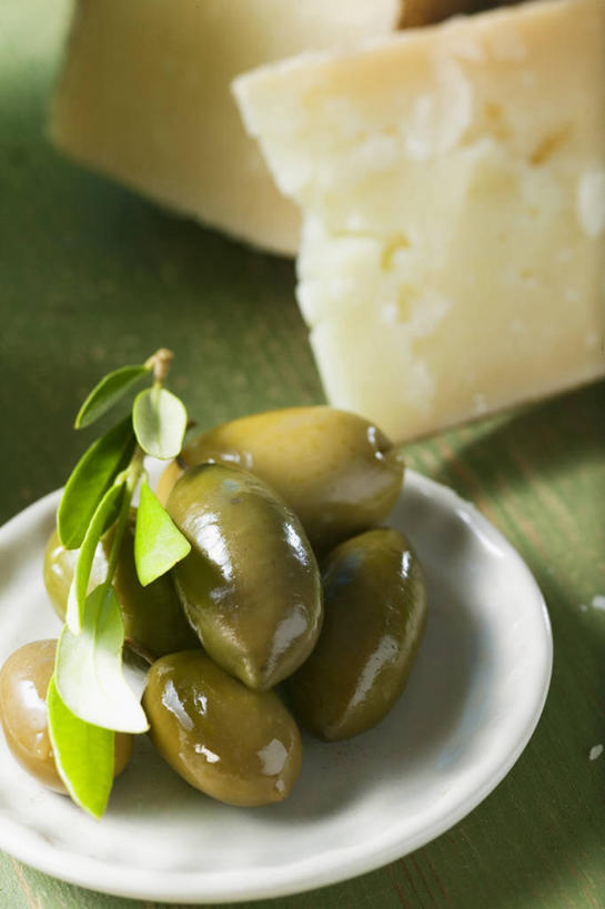 奶酪,无人,竖图,俯视,室内,特写,白天,餐桌,桌子,橄榄,餐具,水果,叶子,一堆,切开,阴影,堆叠,堆积,新鲜,反射,碟子,盘,影子,生食,干酪,起司,食品,果实,绿叶,芝士,营养,食物,一个,盘子,碟,切,嫩叶,乳酪,有机食品,绿色食品,单个,餐台,堆,乳制品,发酵,剖面,切面,叶,叶片,青果,白榄,彩图,高角度拍摄