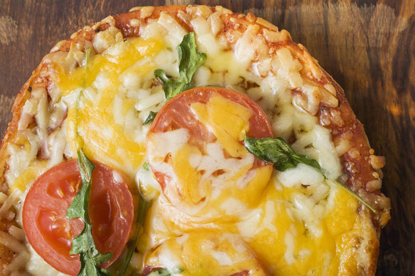 奶酪,无人,横图,俯视,室内,特写,白天,烹饪,西餐,餐桌,桌子,蔬菜,西红柿,阴影,新鲜,反射,影子,干酪,起司,料理,食品,披萨,匹萨,芝士,营养,菜肴,美食,食物,一个,快餐,乳酪,西式,佳肴,有机食品,绿色食品,单个,餐台,乳制品,比萨,发酵,西式快餐,垃圾食品,芝麻菜,意大利薄饼,德国芥菜,火箭生莱,芸芥,芝麻叶,紫花南芥,番茄,彩图,高角度拍摄